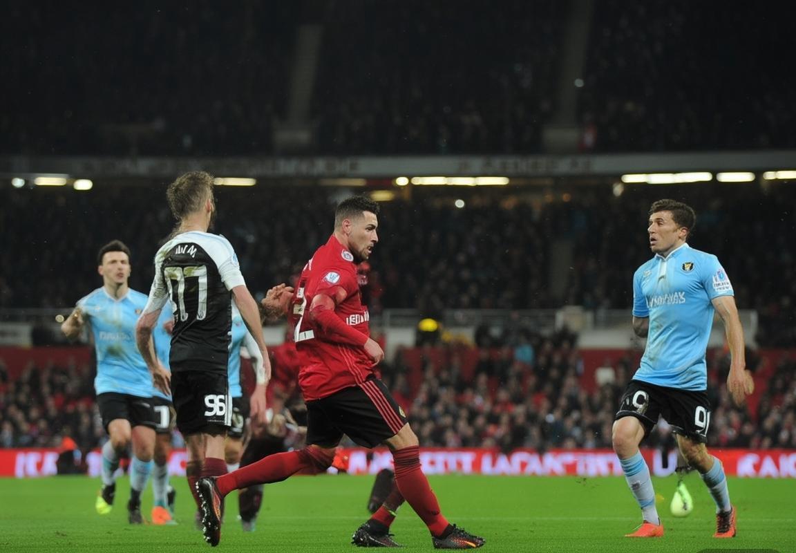 英超焦点对决：曼联坐镇老特拉福德迎战西汉姆联，谁能掌控中场？